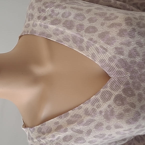 V-Neck Cashmere sweater - Picture 4 of 10